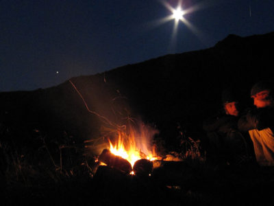 Lagerfeuer Erlebnis mit Mond und Natur