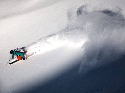 Skifahren Offpist an der Licht-Schattengrenze im Gelände.