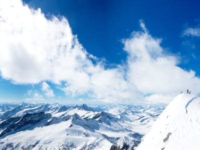Skitourengeher auf dem Weg zum Gipfel