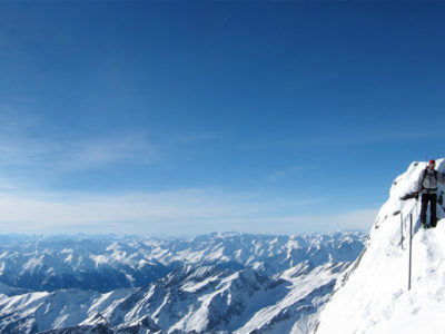 Skitourengeher am Gipfel vom Glockner im Winter