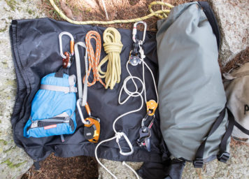 Thumbnail http://Tagline,%20Statikseil,%20Seilrollen%20und%20Flaschenzüge%20zum%20haulen%20eines%20Haulbag%20beim%20Techno%20oder%20Bigwallklettern.