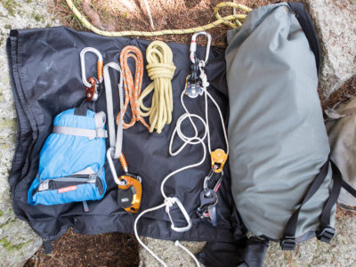 Tagline, Statikseil, Seilrollen und Flaschenzüge zum haulen eines Haulbag beim Techno oder Bigwallklettern.