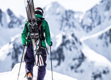 Thumbnail http://Hike%20and%20Ride%20am%20Arlberg%20in%20Tirol%20(Österreich),%20Freerider%20trägt%20seine%20Freerideski%20zum%20Abfahrtspunkt.