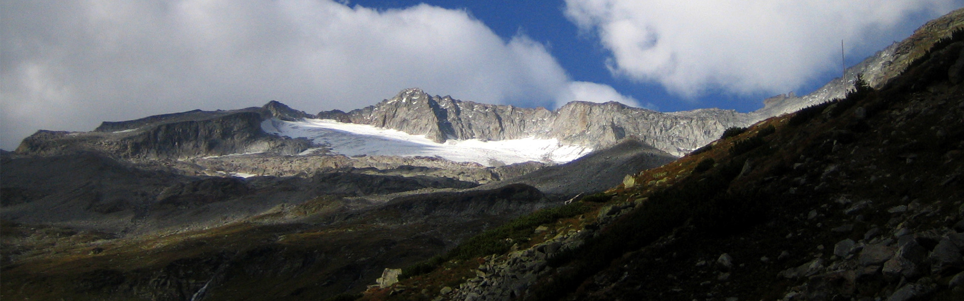 Berggipfel mit Schneefeld
