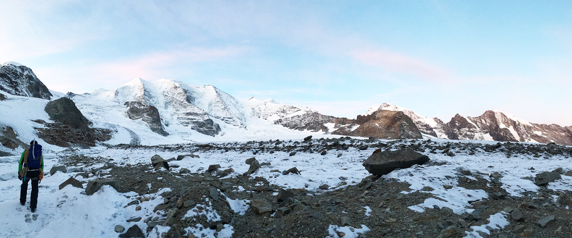 Andreas Widauer beim Zustieg zu dem Piz Palü Ostpfeiler im Hintergrund