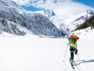 Skitourengeher mit bepacktem Rucksack