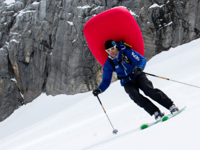 Skifahrer mit Lawinenairbag