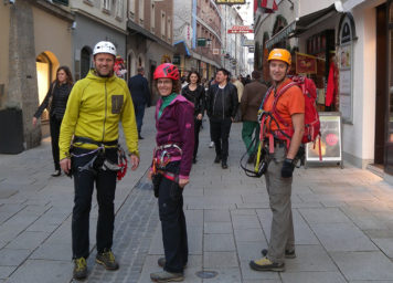 Thumbnail http://Klettersteiggeher%20beim%20Rückweg%20durch%20die%20Linzergasse%20in%20Salzburg