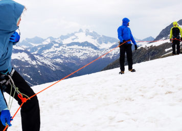 Thumbnail http://Mannschaftszug%20nach%20Spaltensturz%20mit%20rotem%20Seil%20und%20Prusiksicherung.