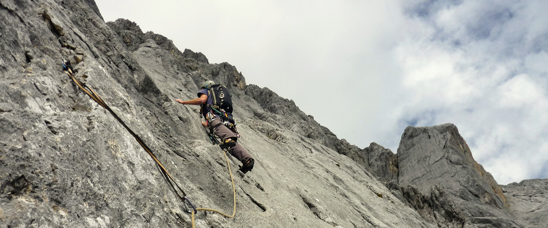 Martin Pühringer klettern eine Alpintour in den Nördlichen Kalkalpen