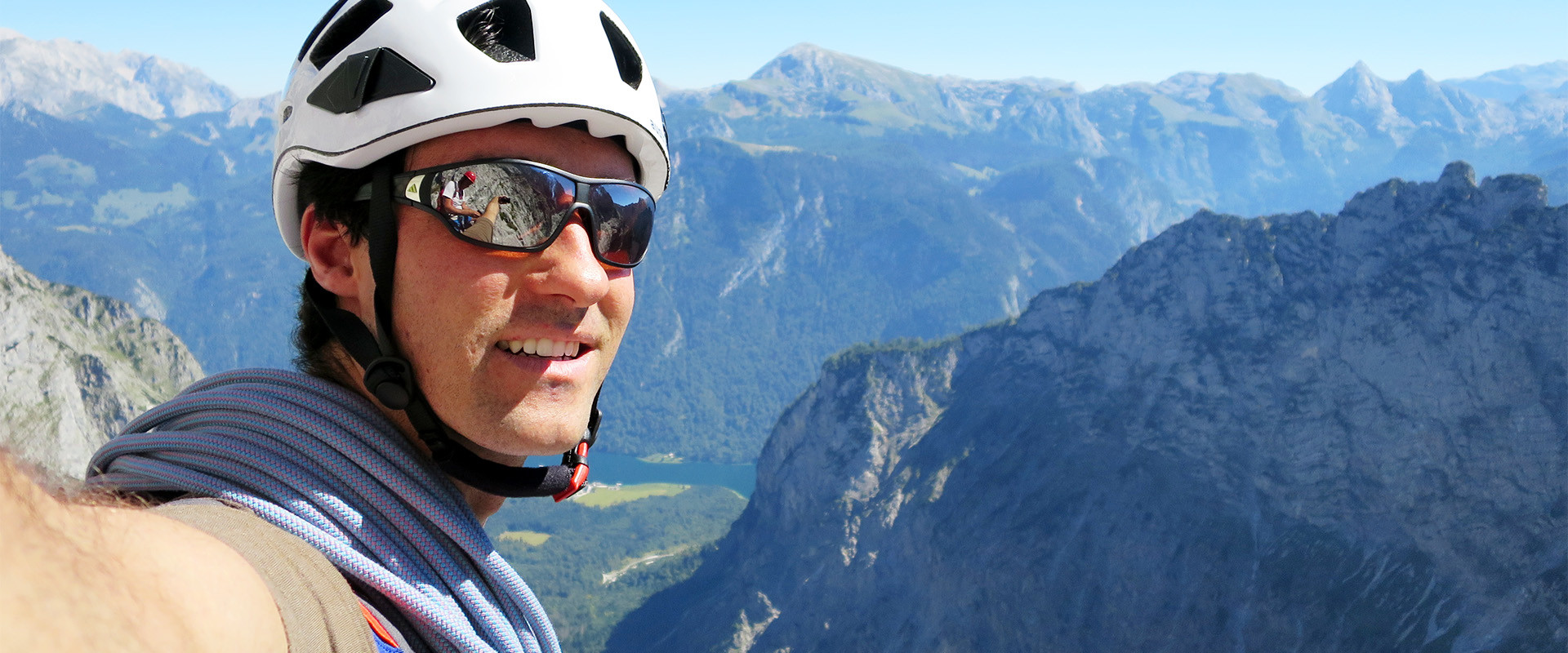 Andreas Widauer in der Watzmann Ostwand - Berchtesgadener Weg mit Königssee im Hintergrund