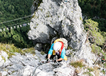 Thumbnail http://Frau%20bei%20Seilbrücke%20und%20Klettersteig%20mit%20Tiefblick