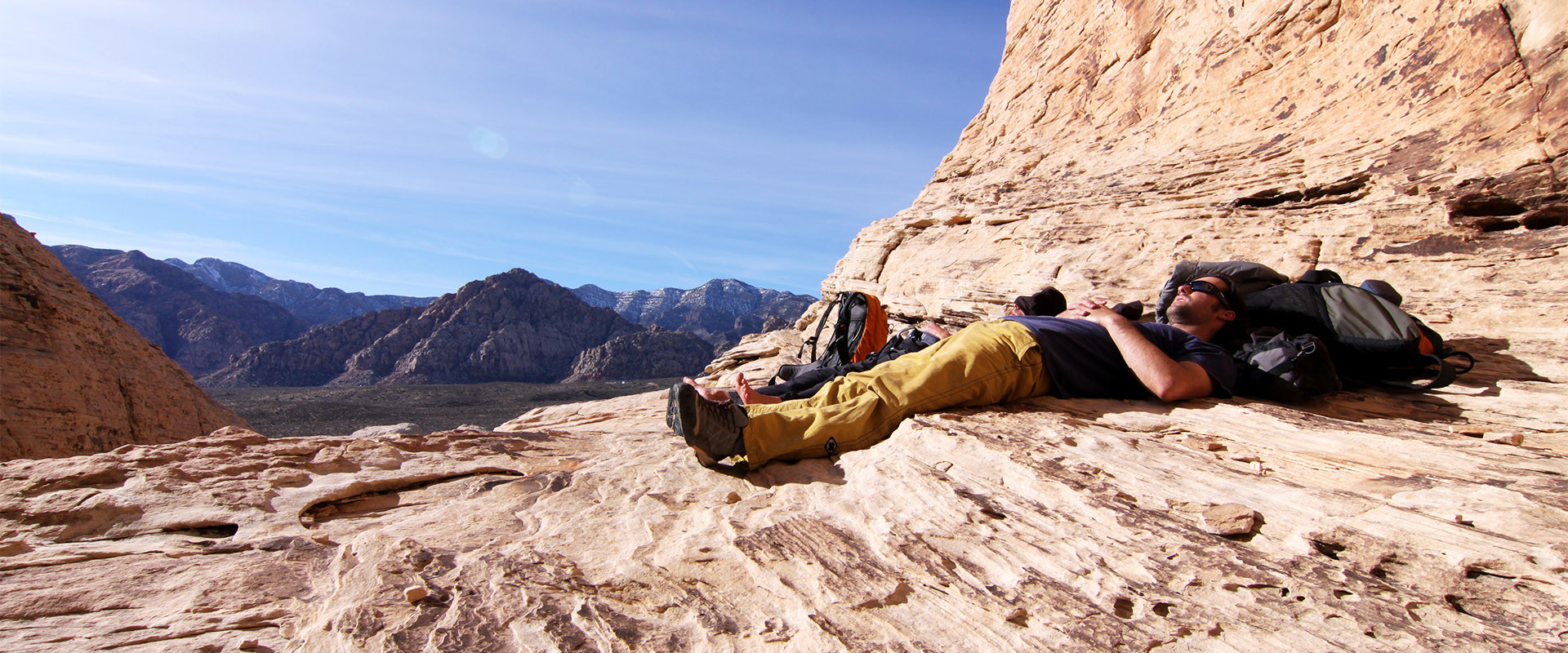 Andreas Widauer rastet in der Stein-Wüste in Amerika