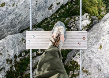 Thumbnail http://Fuß%20auf%20Hängebrücke%20mit%20Tiefblick