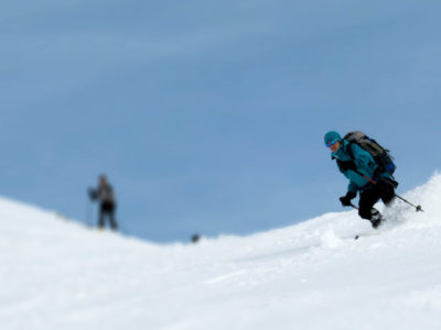 Skitourengeher bei Abfahrt im Tiefschnee