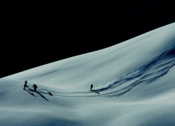 Thumbnail http://Skifahrer%20im%20Pulverschnee%20mit%20Licht-%20Schattenspiel