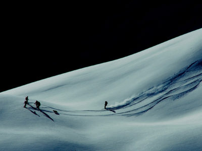 Licht- und Schattenspiele mit Skifahrern