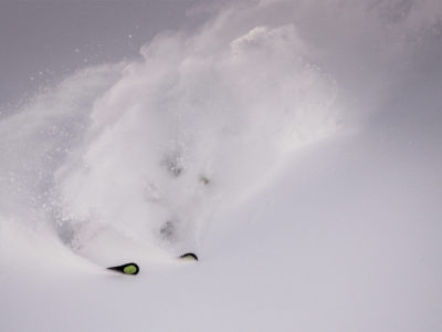 Skifahrer versunken in Tiefschnee