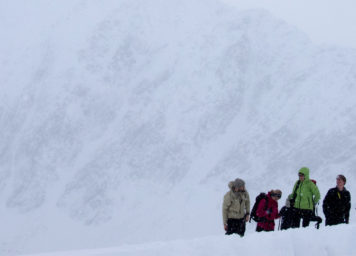 Thumbnail http://Fünf%20Skitourengeher%20bei%20Pause%20mit%20Schneefall