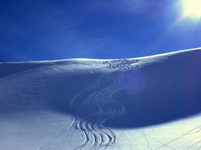 Abfahrtsspuren im Tiefschnee