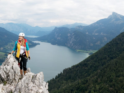 Klettersteiggeherin in der Drachenwand