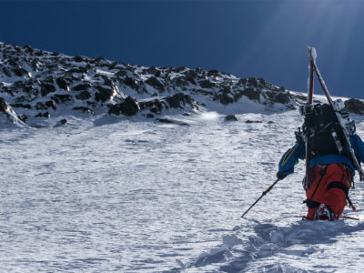 Freerider im Aufstieg in Steilwand