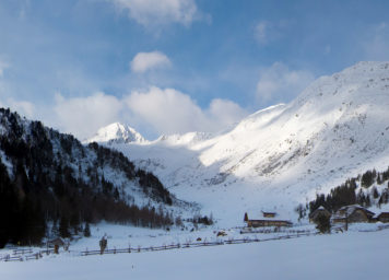 Thumbnail http://Hütten%20vor%20Berg%20im%20Winter