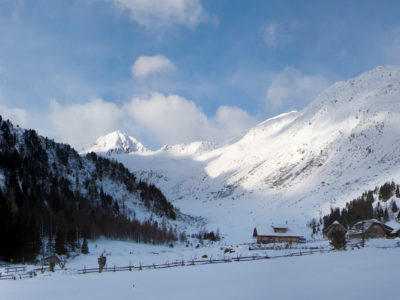 Hütten vor Berg im Winter