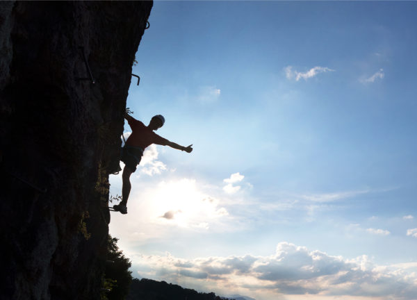 Klettersteiggeher in Felswand