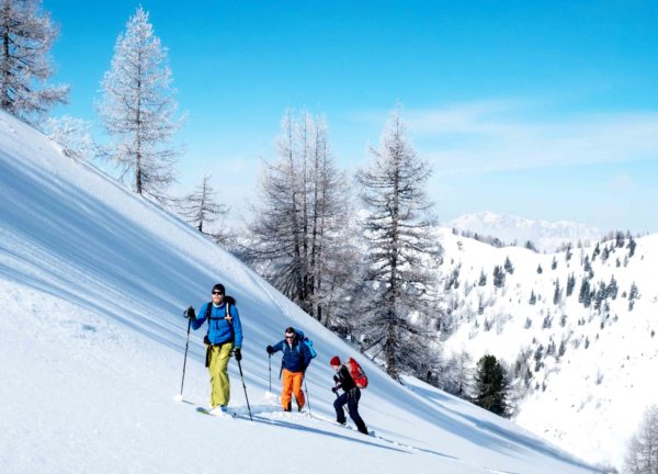 Skitourengeher im Aufstieg bei Sonnenschein