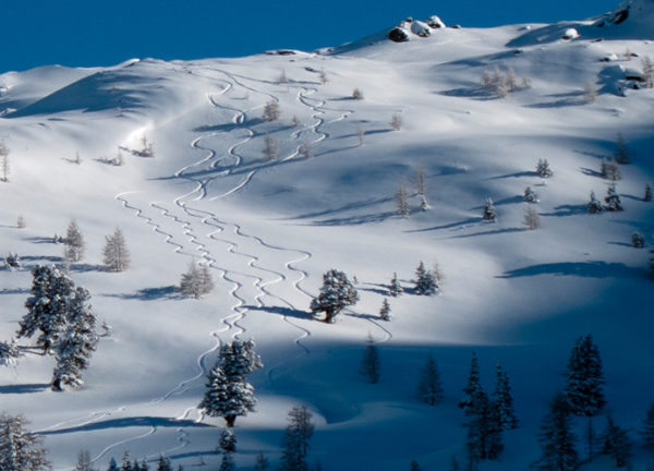 Winterlandschaft mit Skitourenspuren am Obertauern