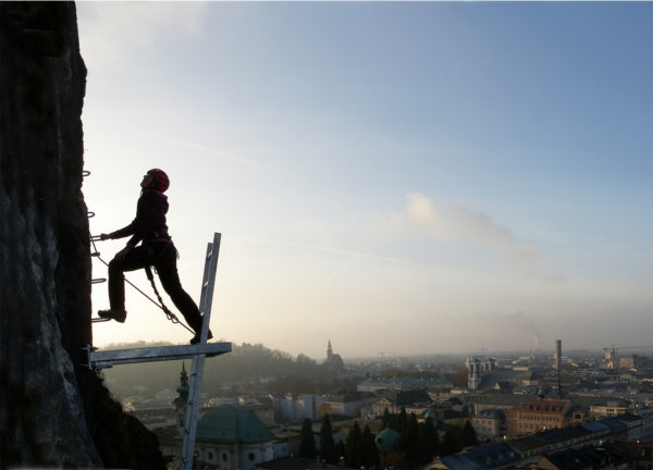 Klettersteig mitten in der Stadt - die City Wall in Salzburg