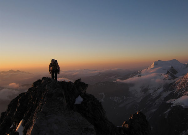 Bergsteiger im Morgengrauen auf Hintergrat Richtung Ortler
