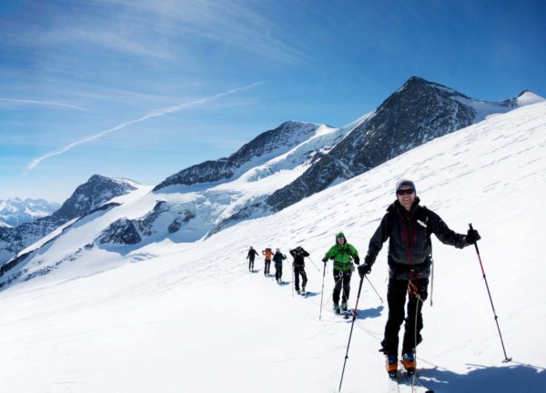 Skitourengruppe am Großvenediger mit Sonnenschein