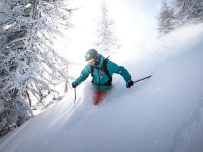 Treerun im Tiefschnee im lichten Lärchenwald am Arlberg- Tiefschneefahren die richtige Technik lernen.