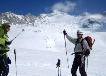 Thumbnail http://Zwei%20Skitourengeher%20zeigen%20auf%20Nordgrat%20des%20Großvenedigers