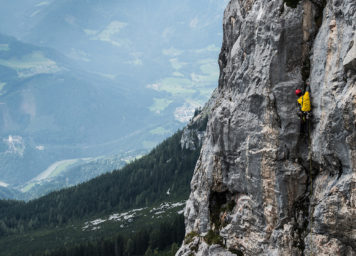 Thumbnail http://Kletter%20beim%20üben%20im%20Klettergarten%20der%20Werfener%20Hütte