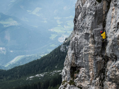 Kletter beim üben im Klettergarten der Werfener Hütte