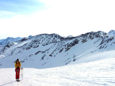 Skitourengeherin beim Aufstieg