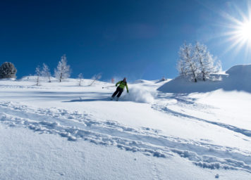 Thumbnail http://Tiefschneeskifahren%20mit%20Pulverschnee%20und%20Sonnenstrahlen