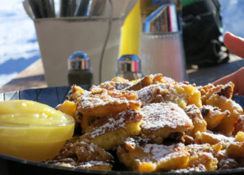 Thumbnail http://Kaiserschmarrn%20auf%20einer%20Hütte%20bzw.%20Alm%20in%20Österreich%20nach%20Bergtour.