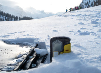 Thumbnail http://LVS%20Pro%20von%20Pieps%20steckt%20im%20Schnee%20in%20ungünstigster%20Koppellage%20bei%20dem%20Reichweitentest.