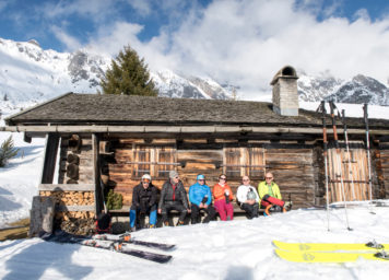 Thumbnail http://Gruppe%20genießt%20Rast%20auf%20Almhütte%20bei%20Skitour