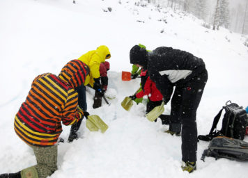 Thumbnail http://Förderbandsystem%20beim%20Schaufeln%20mit%20mehreren%20Personen%20nach%20Lawinenunfall.