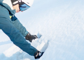 Thumbnail http://Freeriden%20macht%20ein%20Schneeprofil%20um%20die%20Schneedeckenfestigkeit%20und%20den%20Schichtaufbau%20anzuschauen