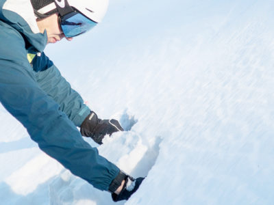 Freeriden macht ein Schneeprofil um die Schneedeckenfestigkeit und den Schichtaufbau anzuschauen