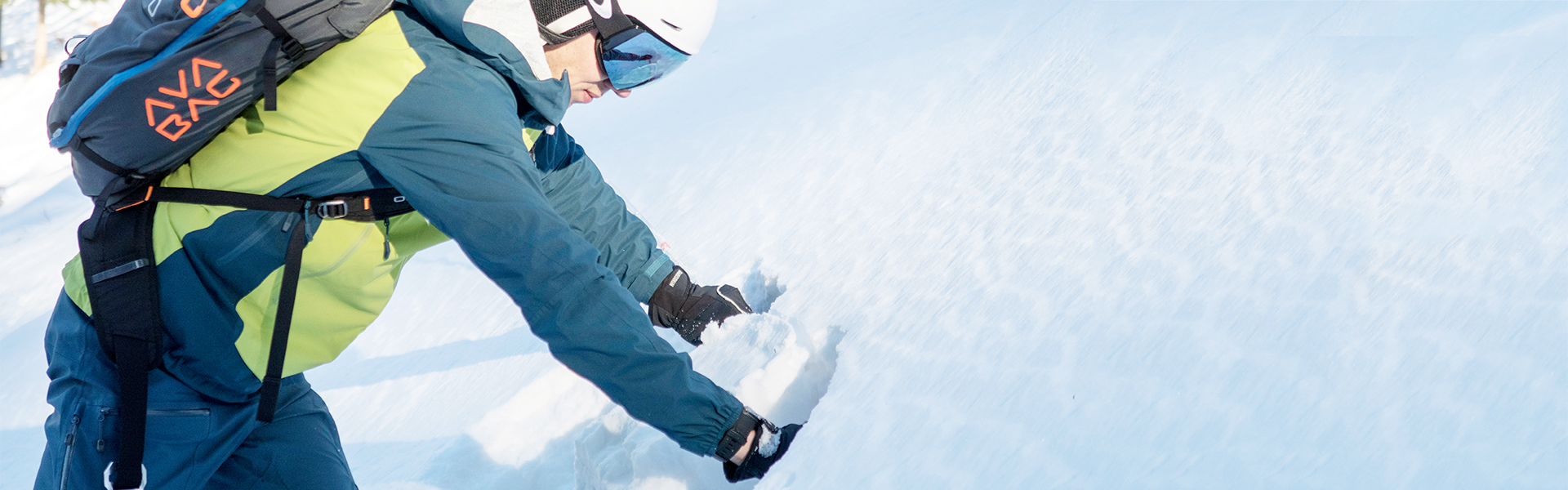 Freeriden macht ein Schneeprofil um die Schneedeckenfestigkeit und den Schichtaufbau anzuschauen