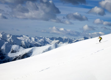 Thumbnail http://Skiabfahrt%20beim%20Skitourengehen%20mit%20einem%20einsamen%20Skifahrer%20und%20Panorama