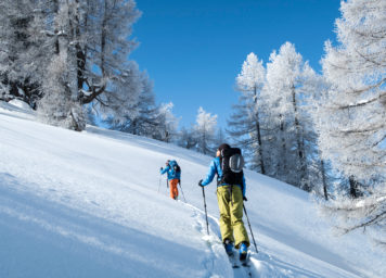 Thumbnail http://Raureif%20Bäume%20und%20eingeschneite%20Landschaft%20mit%20glitzerndem%20Pulverschnee