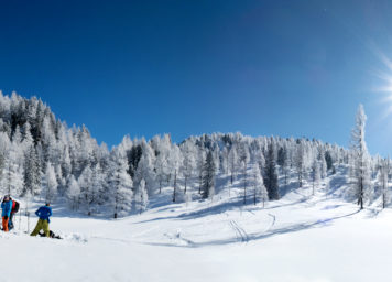 Thumbnail http://Rast%20und%20Auffellen%20beim%20Skitourengehen%20mit%20Sonne%20und%20eingeschneiten%20Wald.